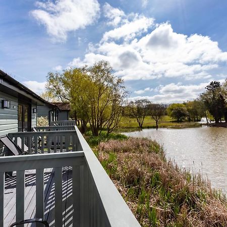 Вилла The Vale Golf & Country Club Bishampton Экстерьер фото