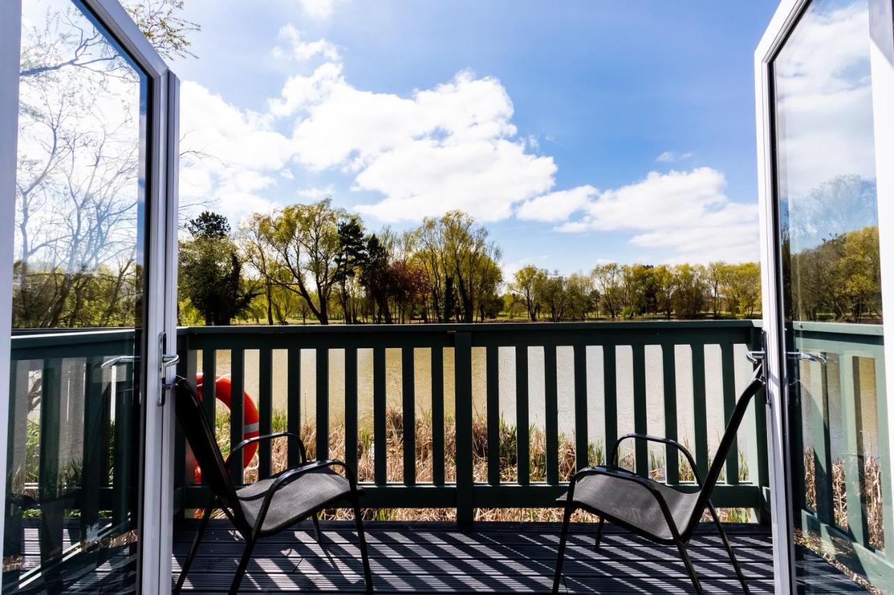 Вилла The Vale Golf & Country Club Bishampton Экстерьер фото