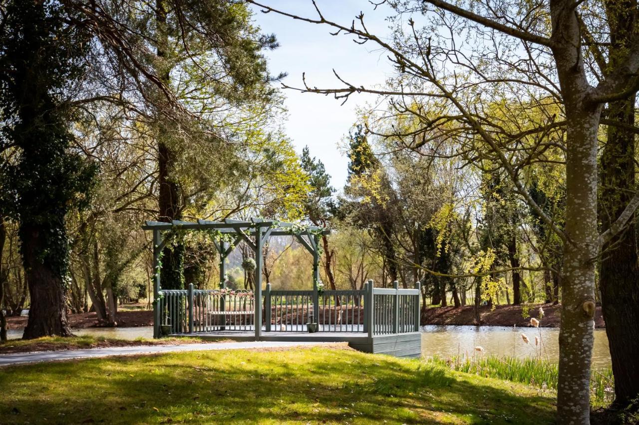 Вилла The Vale Golf & Country Club Bishampton Экстерьер фото