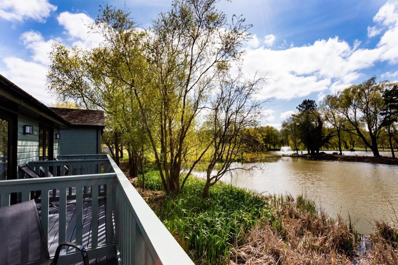 Вилла The Vale Golf & Country Club Bishampton Экстерьер фото