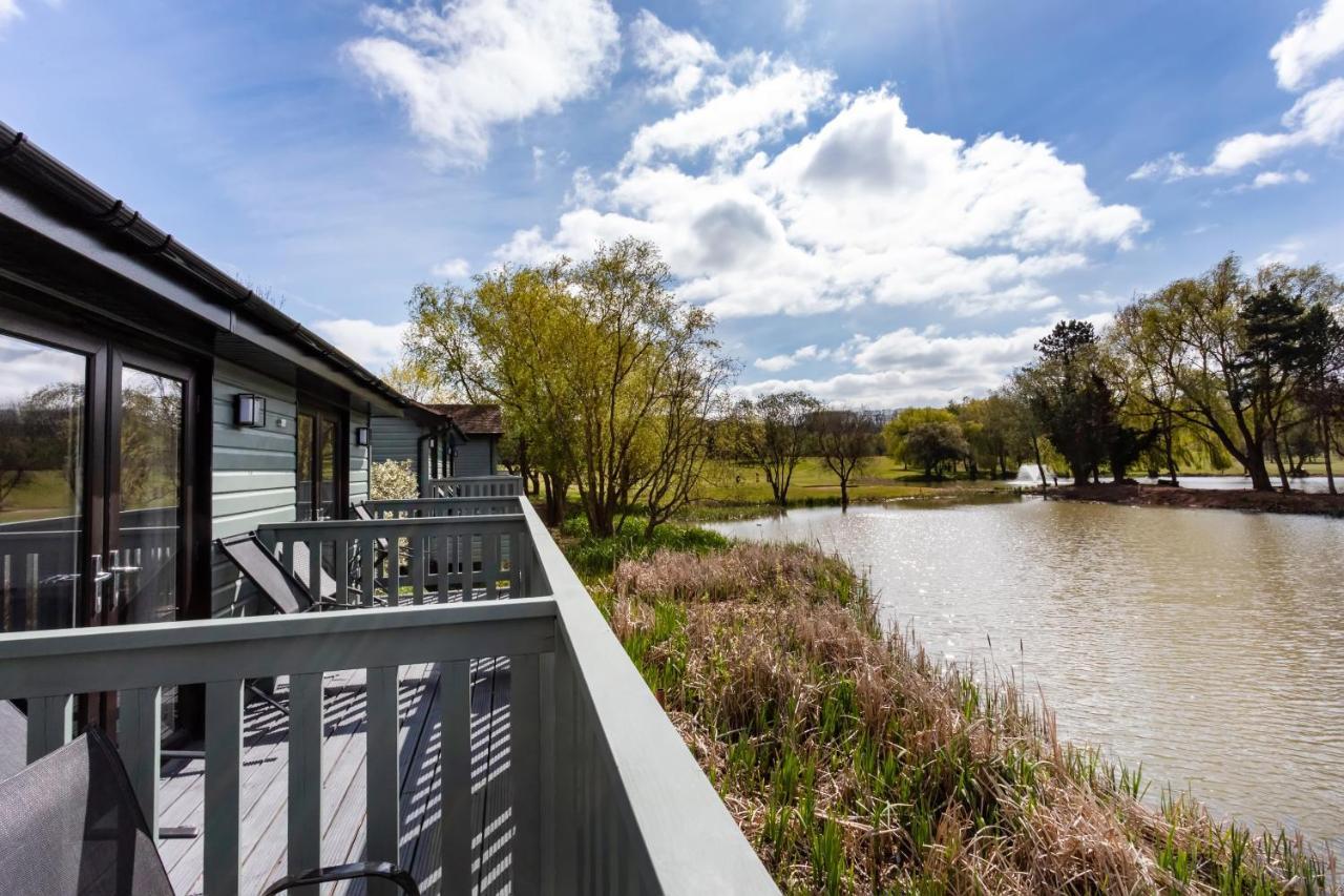 Вилла The Vale Golf & Country Club Bishampton Экстерьер фото
