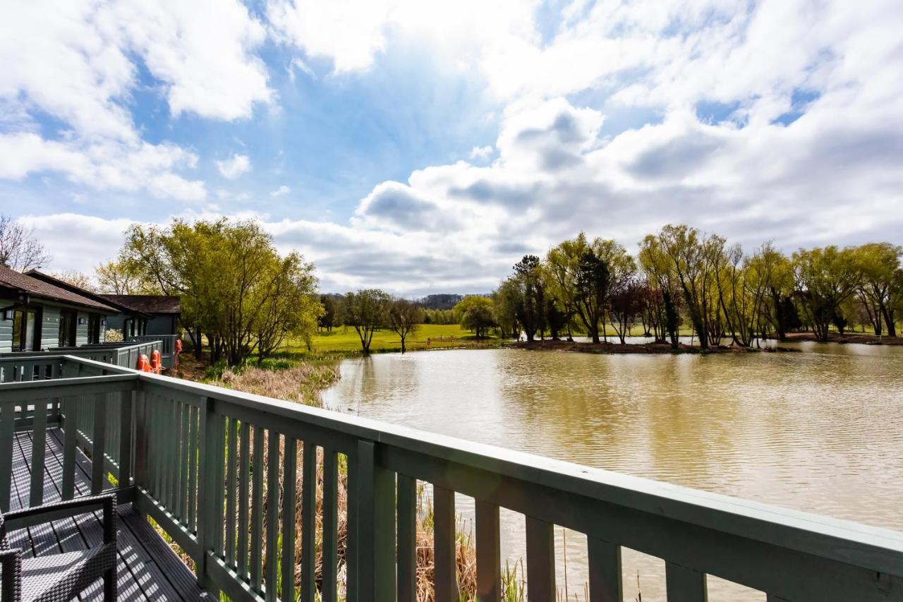 Вилла The Vale Golf & Country Club Bishampton Экстерьер фото