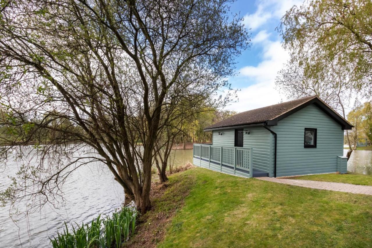 Вилла The Vale Golf & Country Club Bishampton Экстерьер фото